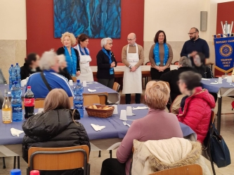 https://www.tp24.it/immagini_articoli/12-01-2026/trapani-rotary-ai-fornelli-50-ospiti-al-pranzo-solidale-al-seminario-250.jpg