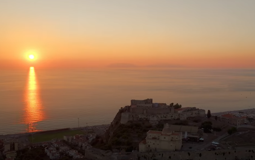 https://www.tp24.it/immagini_articoli/12-02-2025/1739378434-0-la-sicilia-un-isola-dove-i-tramonti-divengono-magia-il-video.png