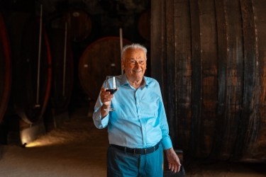 https://www.tp24.it/immagini_articoli/12-03-2026/toto-intorcia-compie-94-anni-una-vita-dedicata-al-marsala-e-alla-storia-del-vino-250.jpg