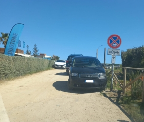 https://www.tp24.it/immagini_articoli/12-04-2026/laguna-dello-stagnone-auto-apercheggiate-ovunque-nella-zona-del-kite-e-cartelli-stradali-divelti-250.jpg