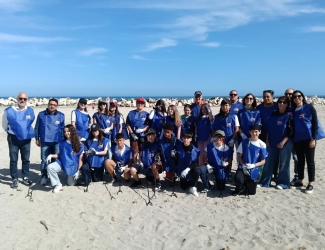 https://www.tp24.it/immagini_articoli/12-05-2026/trapani-asp-e-scuole-puliscono-la-spiaggia-inclusiva-250.jpg