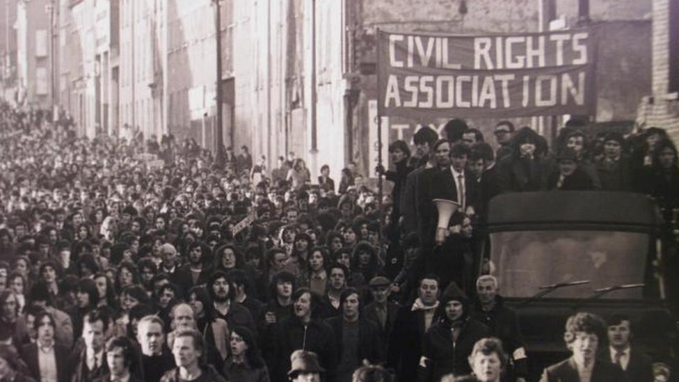 https://www.tp24.it/immagini_articoli/12-06-2026/1781243338-0-da-bloody-sunday-a-guerrilla-monday-belfast-tra-memoria-e-caccia-allo-straniero.jpg