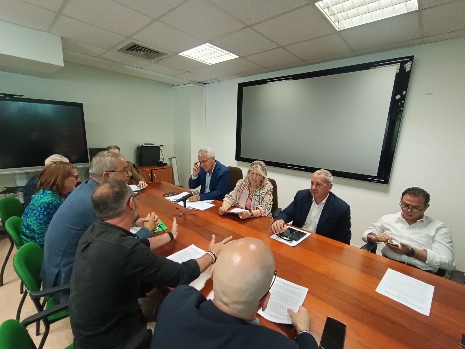 https://www.tp24.it/immagini_articoli/12-06-2026/1781271492-0-lavoro-e-stress-termico-incontro-tra-l-assessore-albano-e-i-sindacati.jpg