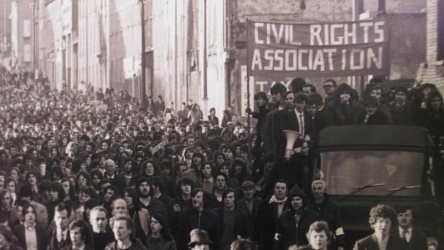 https://www.tp24.it/immagini_articoli/12-06-2026/da-bloody-sunday-a-guerrilla-monday-belfast-tra-memoria-e-caccia-allo-straniero-250.jpg