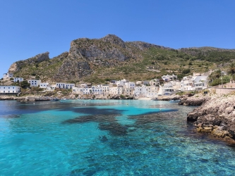 https://www.tp24.it/immagini_articoli/12-06-2026/l-assalto-del-turismo-di-massa-alle-egadi-il-caso-levanzo-250.jpg