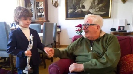 https://www.tp24.it/immagini_articoli/12-07-2026/ciao-maestro-il-saluto-di-alessandro-gervasi-a-peppino-di-capri-250.jpg