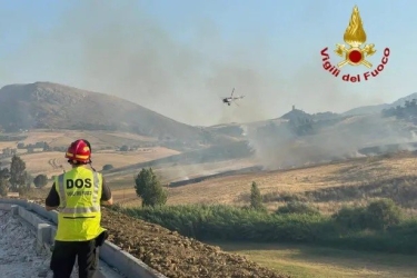 https://www.tp24.it/immagini_articoli/12-07-2026/domenica-di-fuoco-in-sicilia-incendi-da-palermo-a-catania-case-evacuate-250.jpg