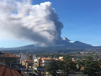 https://www.tp24.it/immagini_articoli/12-08-2026/etna-continuano-i-disagi-a-catania-aeroporto-chiuso-fino-alle-18-250.jpg