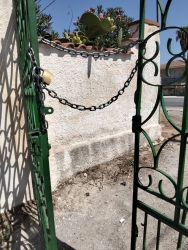 https://www.tp24.it/immagini_articoli/12-08-2026/marsala-accesso-al-mare-chiuso-con-catenaccio-come-puo-entrare-una-persona-in-carrozzina-250.jpg