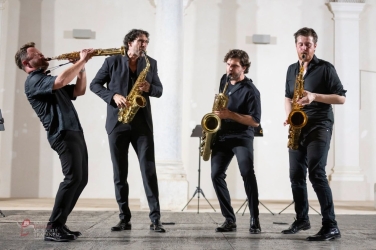 https://www.tp24.it/immagini_articoli/12-08-2026/trapani-i-sassofoni-di-american-dream-infuocano-il-san-domenico-250.jpg