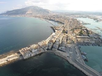 https://www.tp24.it/immagini_articoli/12-08-2026/trapani-la-protesta-da-san-pietro-via-rallo-e-diventata-una-corsa-a-ostacoli-250.jpg