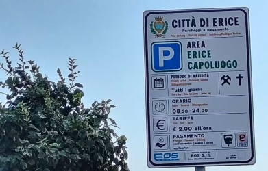 https://www.tp24.it/immagini_articoli/12-09-2026/erice-sosta-a-2-euro-l-ora-tutto-l-anno-ma-scoppia-anche-il-caso-parcometri-250.jpg