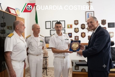 https://www.tp24.it/immagini_articoli/12-09-2026/il-commissario-europeo-alla-pesca-costas-kadis-in-visita-alla-capitaneria-di-mazara-250.jpg