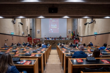 https://www.tp24.it/immagini_articoli/12-10-2026/erice-al-sicily-b-fest-sottoscritta-una-carta-contro-lo-spopolamento-dei-borghi-siciliani-250.jpg