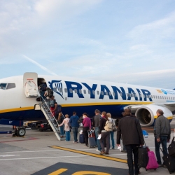 https://www.tp24.it/immagini_articoli/12-10-2026/trapani-bologna-quasi-dieci-ore-di-ritardo-per-il-volo-ryanair-passeggeri-in-attesa-per-tutta-la-giornata-250.jpg