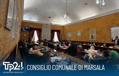 https://www.tp24.it/immagini_articoli/12-12-2025/marsala-consiglio-comunale-fiume-interrogazioni-a-raffica-250.jpg