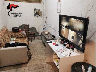 https://www.tp24.it/immagini_articoli/13-02-2026/tre-arresti-a-trapani-smantellata-una-piazza-di-spaccio-nel-rione-palme-250.jpg