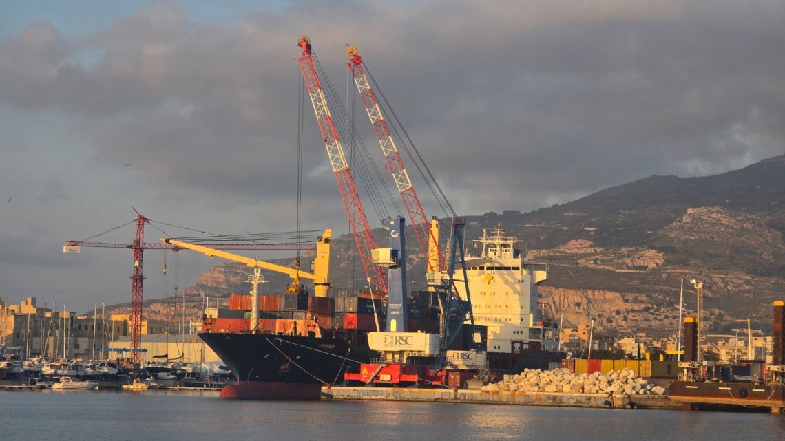 https://www.tp24.it/immagini_articoli/13-03-2026/1773411929-0-porto-di-trapani-due-navi-operano-insieme-su-banchine-diverse.jpg