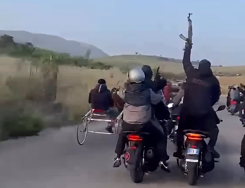 https://www.tp24.it/immagini_articoli/13-05-2026/1778670095-0-corse-clandestine-di-cavalli-con-uomini-che-sparano-con-pistole-e-kalashnikov.jpg