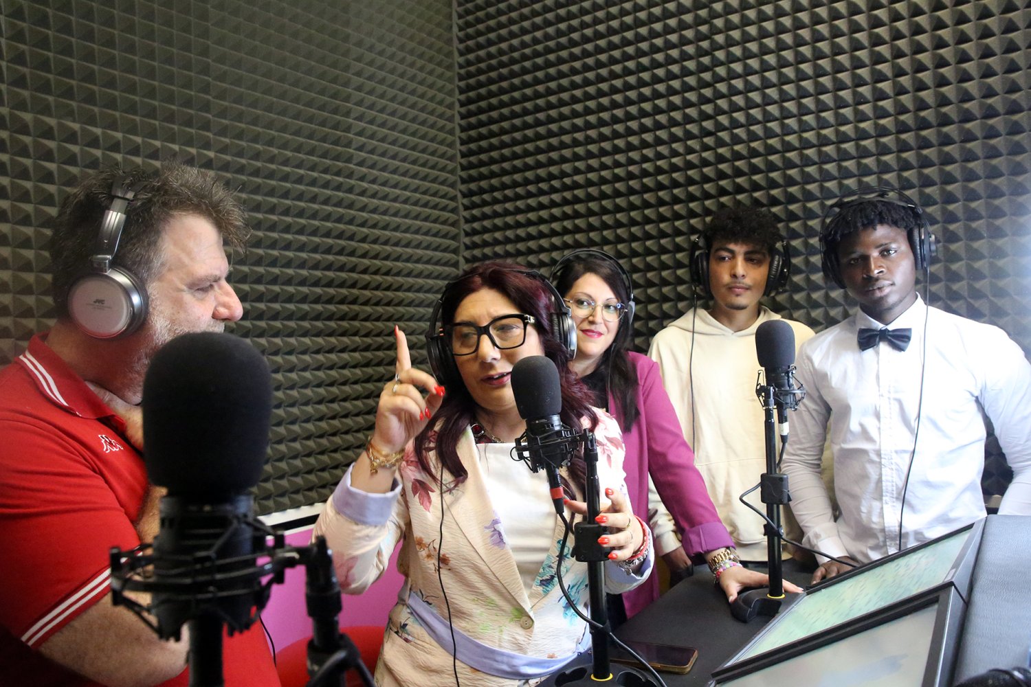 https://www.tp24.it/immagini_articoli/13-05-2026/1778702195-0-a-zakradio-migranti-in-diretta-per-parlare-delle-loro-mamme.jpg