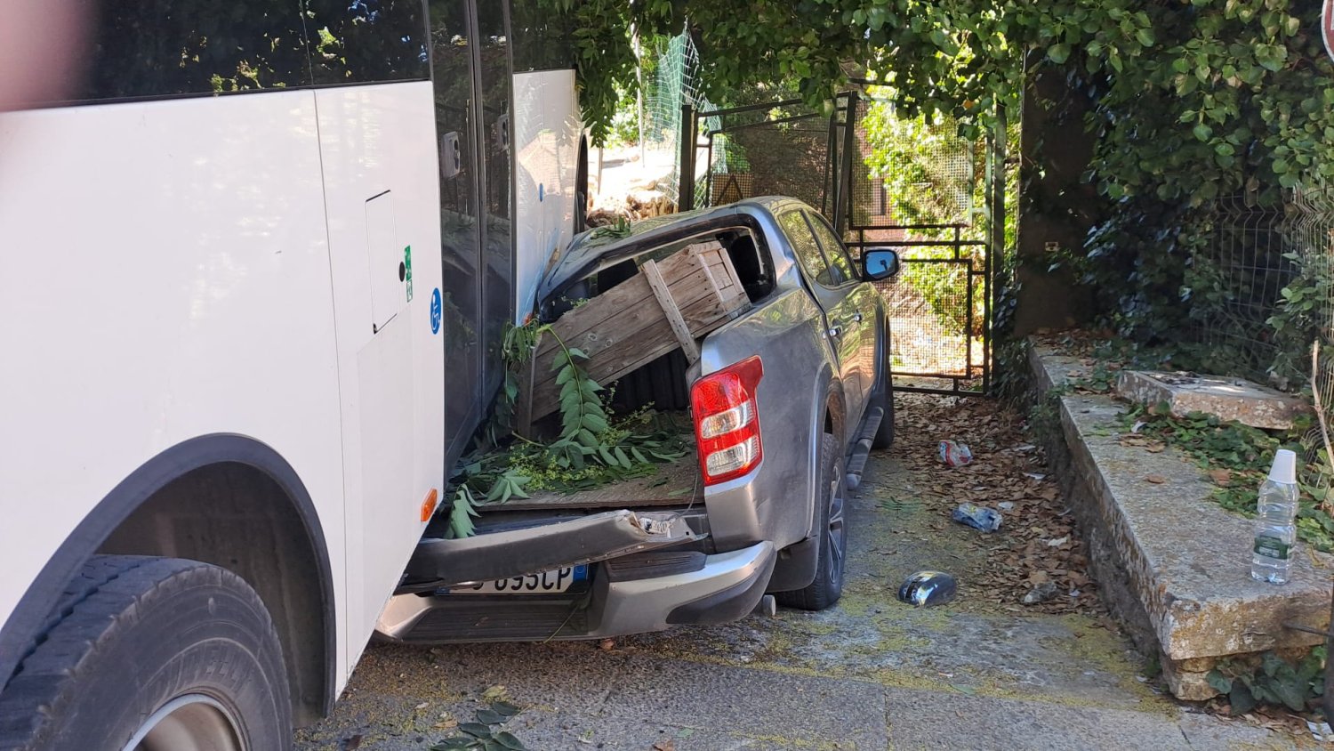 https://www.tp24.it/immagini_articoli/13-06-2026/1781345125-0-erice-bus-senza-controllo-precipita-all-indietro-per-20-metri-sfiorata-la-tragedia.jpg