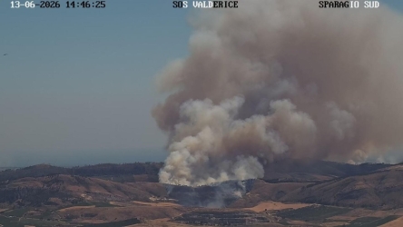 https://www.tp24.it/immagini_articoli/13-06-2026/incendio-a-montagna-grande-vigili-del-fuoco-a-protezione-di-case-e-ovili-nessuna-evacuazione-250.jpg