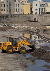 https://www.tp24.it/immagini_articoli/13-06-2026/quanto-costa-trasformare-le-mura-in-una-spiaggia-attrezzata-per-la-regione-96-mila-euro-250.jpg