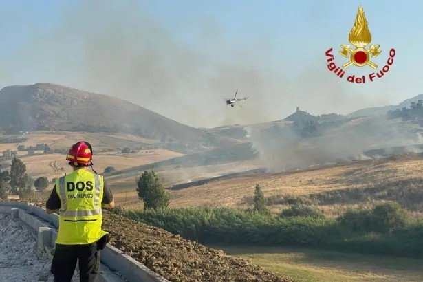 https://www.tp24.it/immagini_articoli/13-07-2026/1783959094-0-misiliscemi-incendio-minaccia-impianto-fotovoltaico-elicottero-in-azione.jpg