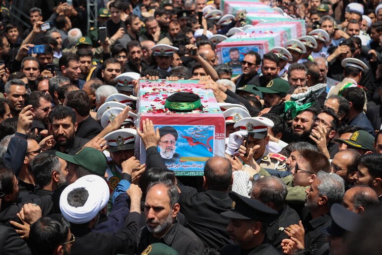 https://www.tp24.it/immagini_articoli/13-07-2026/1783965017-0-addio-a-khamenei-e-i-venti-di-guerra-teheran-al-bivio-tra-successione-e-rappresaglia.jpg