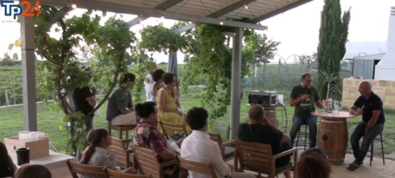 https://www.tp24.it/immagini_articoli/13-07-2026/a-marsala-terra-futura-e-il-ricordo-di-carlo-petrini-l-eredita-di-slow-food-tra-etica-e-vino-250.jpg