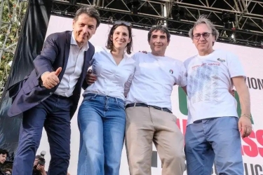 https://www.tp24.it/immagini_articoli/13-07-2026/la-zuffa-per-lo-stendardo-se-leonardo-da-vinci-spiega-il-campo-largo-250.jpg