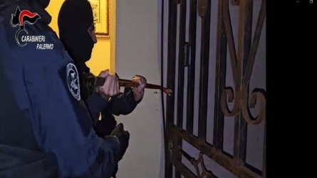 https://www.tp24.it/immagini_articoli/13-07-2026/mafia-a-palermo-arrestati-i-mandanti-degli-attentati-a-sicily-by-car-22-fermi-nella-rete-della-dda-250.jpg