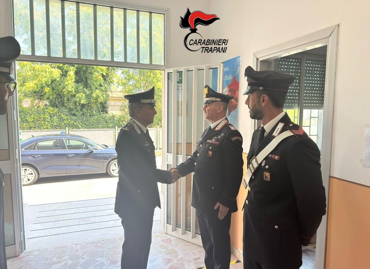https://www.tp24.it/immagini_articoli/13-08-2025/1755082026-0-il-comandante-dei-carabinieri-di-sicilia-incontra-i-militari-di-castelvetrano-e-trapani.jpg