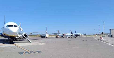 https://www.tp24.it/immagini_articoli/13-08-2026/emergenza-etna-all-aeroporto-di-birgi-oltre-100-voli-e-piu-di-15mila-passeggeri-dirottati-250.jpg