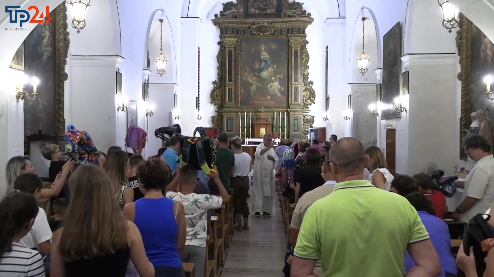 https://www.tp24.it/immagini_articoli/13-09-2025/1757753503-0-inizia-la-scuola-a-marsala-la-benedizione-degli-zainetti.jpg