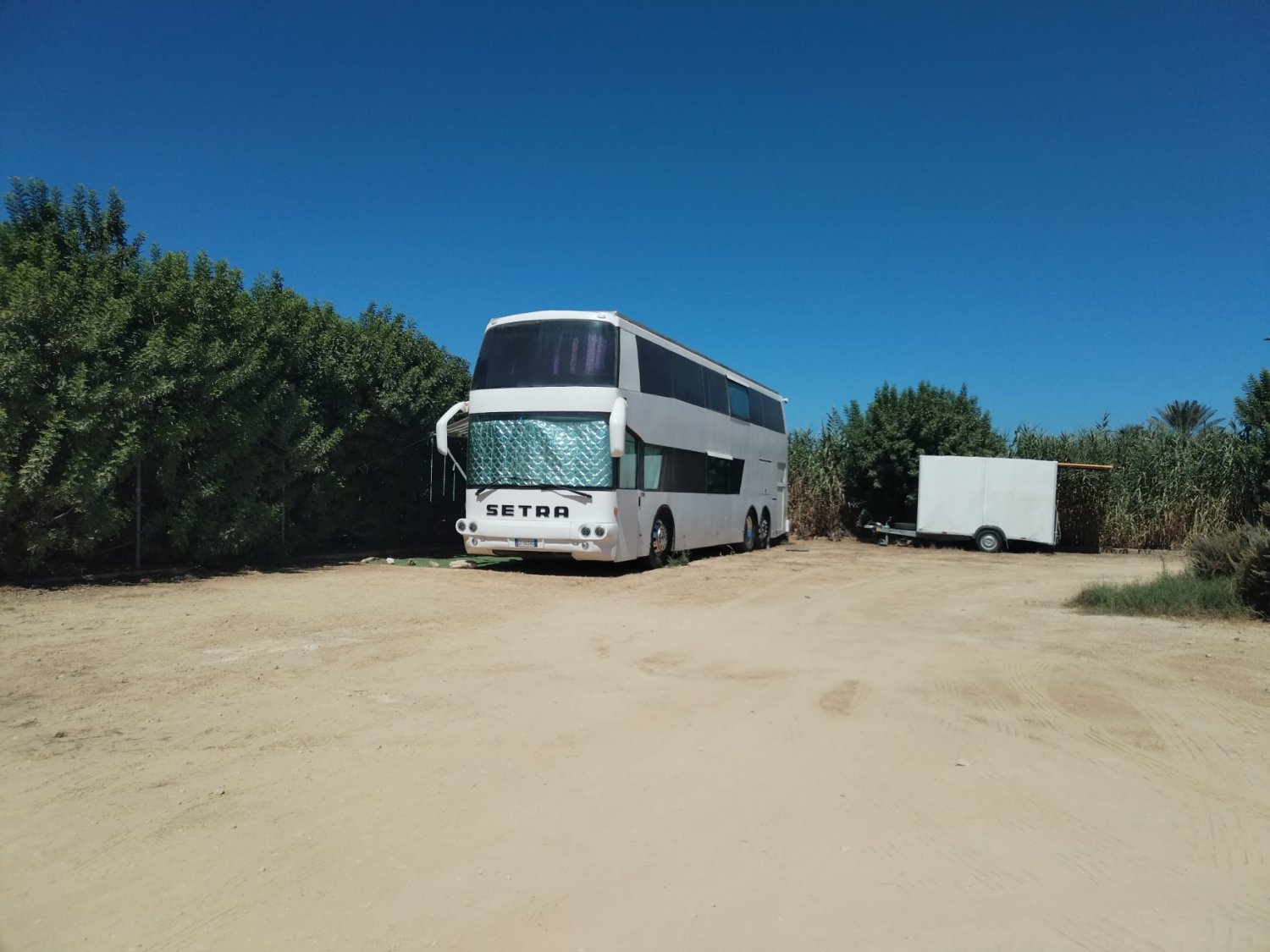 https://www.tp24.it/immagini_articoli/13-09-2026/1789259919-0-san-teodoro-la-riserva-al-contrario-parcheggio-vuoto-auto-sulla-necropoli-case-confiscate-abitate.jpg