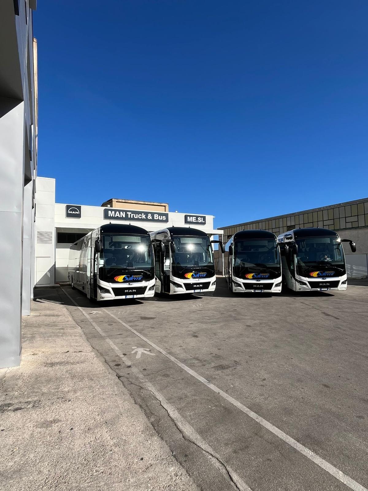 https://www.tp24.it/immagini_articoli/13-10-2025/1760367840-0-autoservizi-salemi-rinnova-la-flotta-quattro-nuovi-bus-euro-6-sulle-linee-regionali.jpg