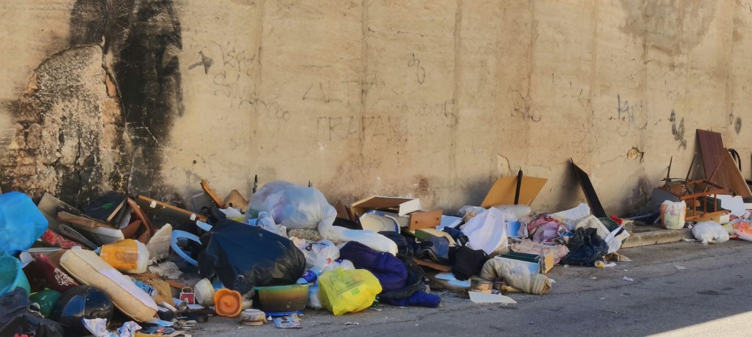https://www.tp24.it/immagini_articoli/13-10-2026/1791916924-0-trapani-rifiuti-davanti-alle-scuole-in-via-verdinois-ora-basta.jpg