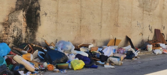 https://www.tp24.it/immagini_articoli/13-10-2026/trapani-rifiuti-davanti-alle-scuole-in-via-verdinois-ora-basta-250.jpg