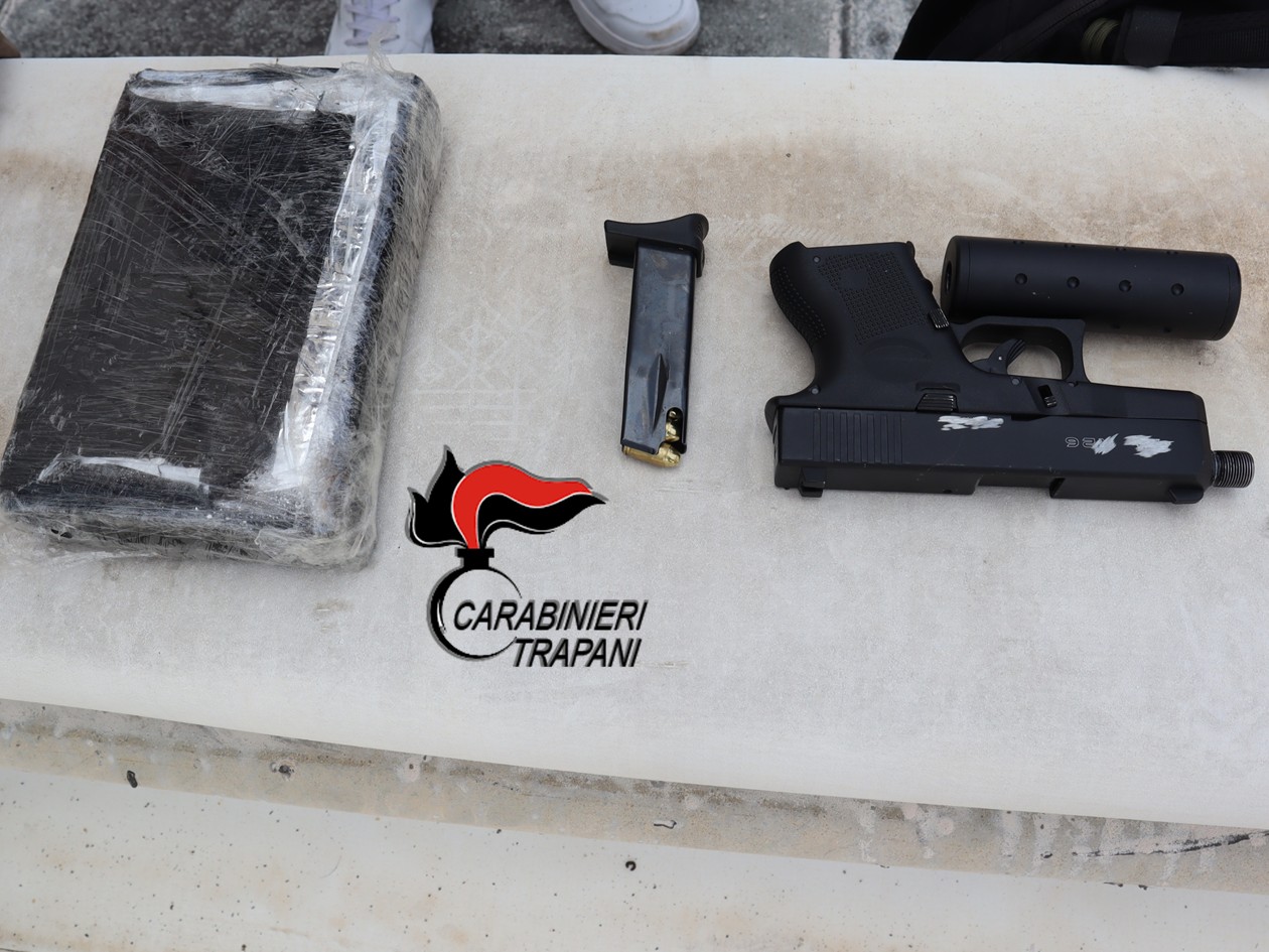 https://www.tp24.it/immagini_articoli/13-11-2025/1763019976-0-trapani-smantellata-piazza-di-spaccio-a-cappuccinelli-trovata-anche-una-pistola.jpg
