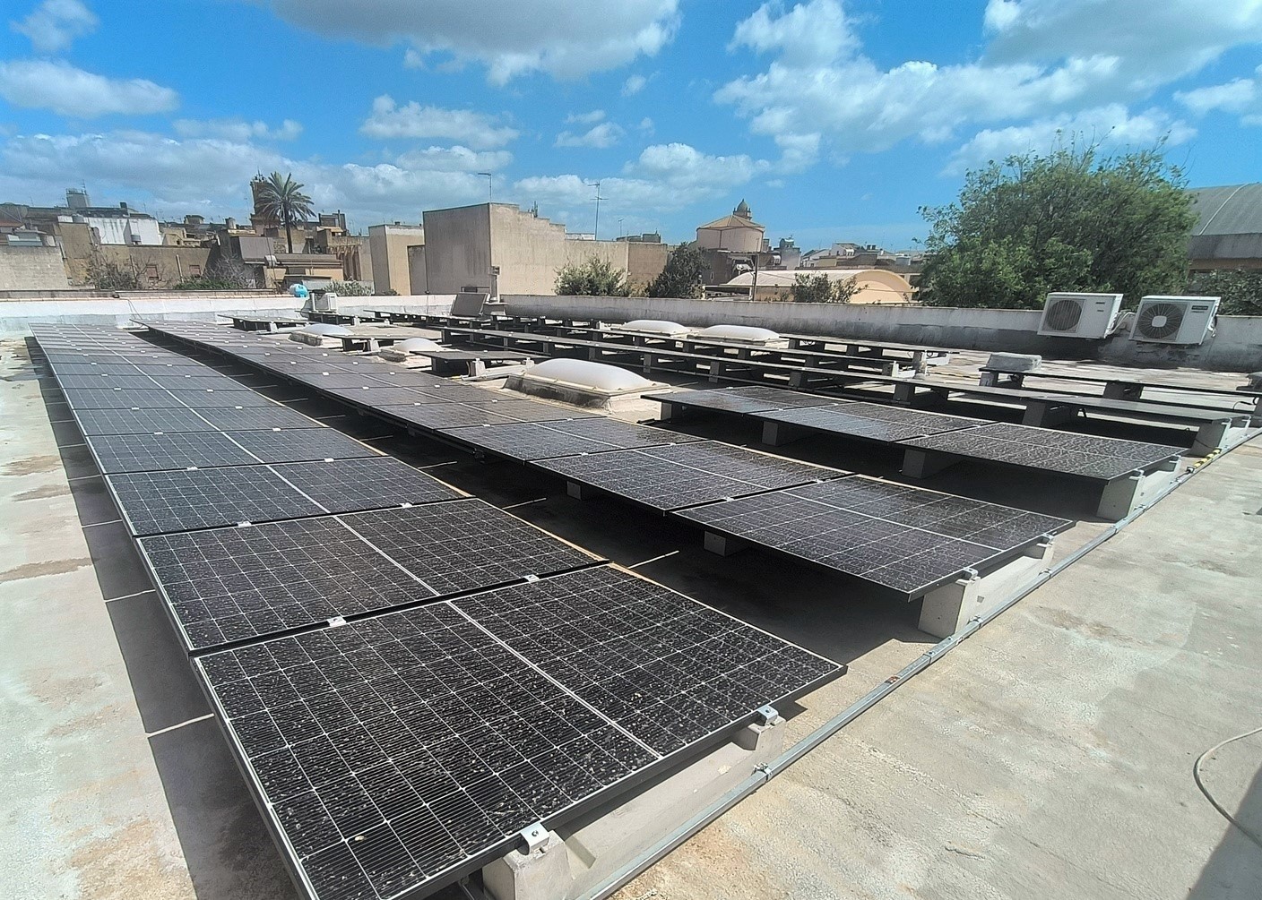 https://www.tp24.it/immagini_articoli/13-11-2025/1763066081-0-fotovoltaico-a-erice-impianto-fermo-per-una-anno-arriva-l-indennizzo-per-i-consumatori.jpg