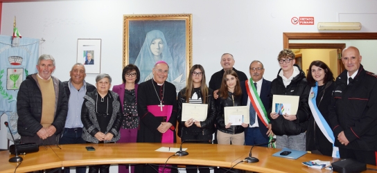 https://www.tp24.it/immagini_articoli/13-11-2025/salaparuta-il-vescovo-giurdanella-consegna-la-costituzione-a-13-neo-diciottenni-250.jpg