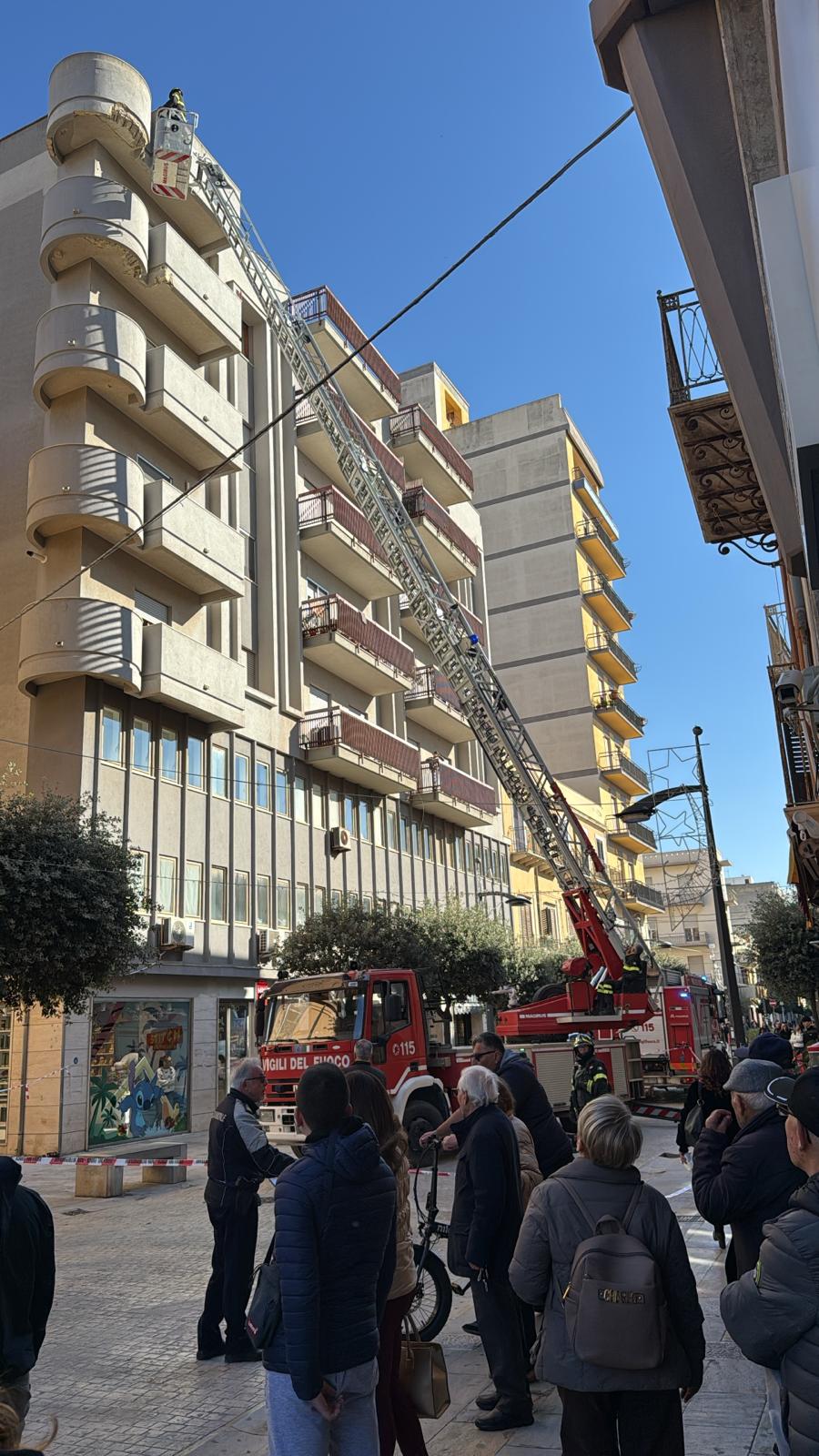 https://www.tp24.it/immagini_articoli/13-12-2025/1765626023-0-marsala-balcone-pericolante-in-via-roma-intervengono-i-vigili-del-fuoco-video.jpg