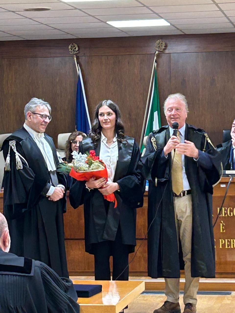 https://www.tp24.it/immagini_articoli/13-12-2025/1765630158-0-toga-d-oro-a-claudia-bilardello-prima-al-concorso-di-abilitazione-forense.jpg