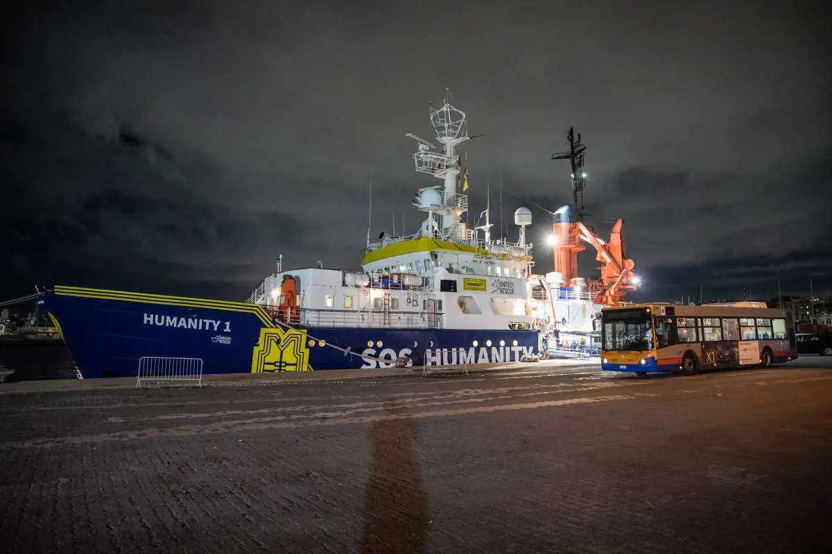 https://www.tp24.it/immagini_articoli/14-02-2026/1771051275-0-trapani-fermata-la-nave-humanity-1-60-giorni-di-stop-dopo-aver-salvato-33-persone.jpg