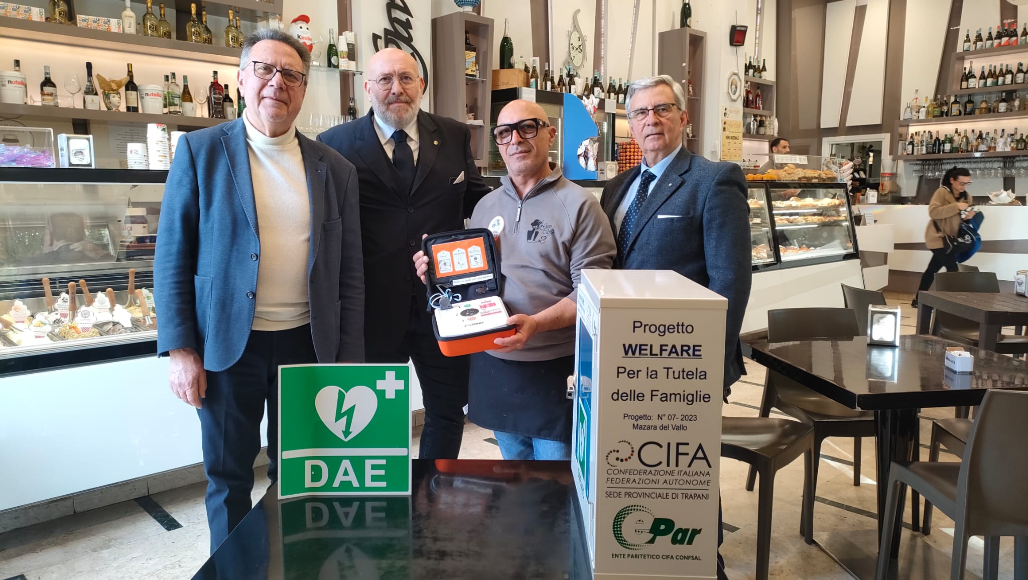 https://www.tp24.it/immagini_articoli/14-03-2025/1741910895-0-mazara-cifa-trapani-dona-un-defibrillatore-allla-citta-collocato-in-un-bar-lungomare-mazzini.jpg