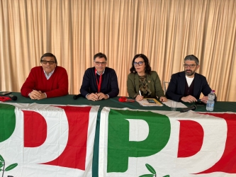 https://www.tp24.it/immagini_articoli/14-03-2026/com-e-andata-la-direzione-del-pd-a-niscemi-250.jpg