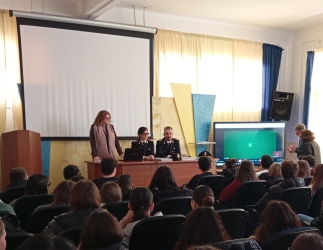 https://www.tp24.it/immagini_articoli/14-03-2026/violenza-e-bullismo-a-mazara-la-polizia-incontra-gli-studenti-del-liceo-adria-ballatore-250.jpg