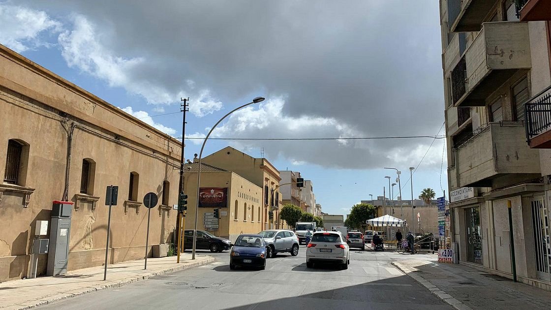 https://www.tp24.it/immagini_articoli/14-04-2026/1776156983-0-marsala-l-incrocio-anomalo-di-via-salemi-tre-semafori-e-tanto-caos.jpg