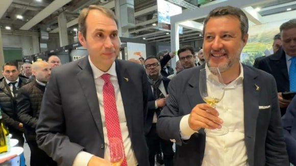 https://www.tp24.it/immagini_articoli/14-04-2026/1776163451-0-anche-salvini-al-padiglione-della-sicilia-al-vinitaly-per-parlare-di-ponte-sullo-stretto.jpg